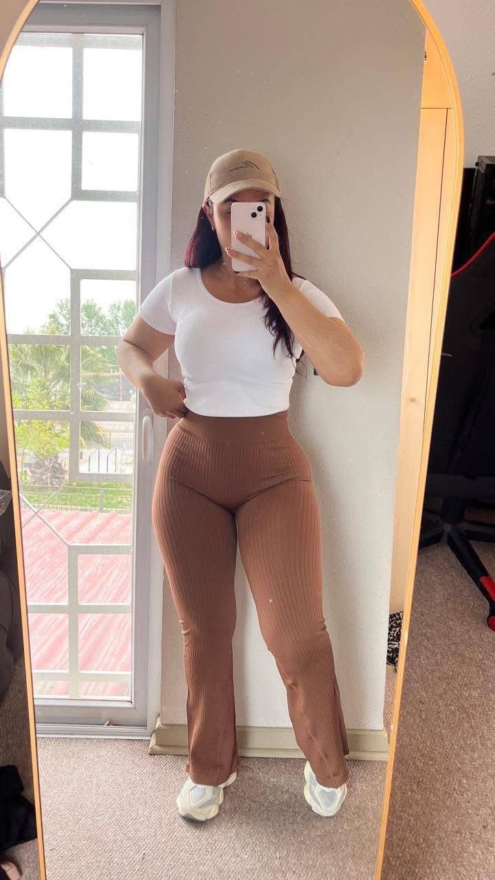 Pantalón flare acanalado color terracota con pretina ancha para control abdominal.