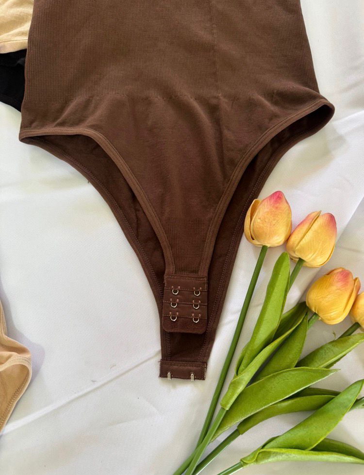 Body reductor con cuello redondo y tirantes delgados que estiliza el torso sin dejar marcas en la piel.