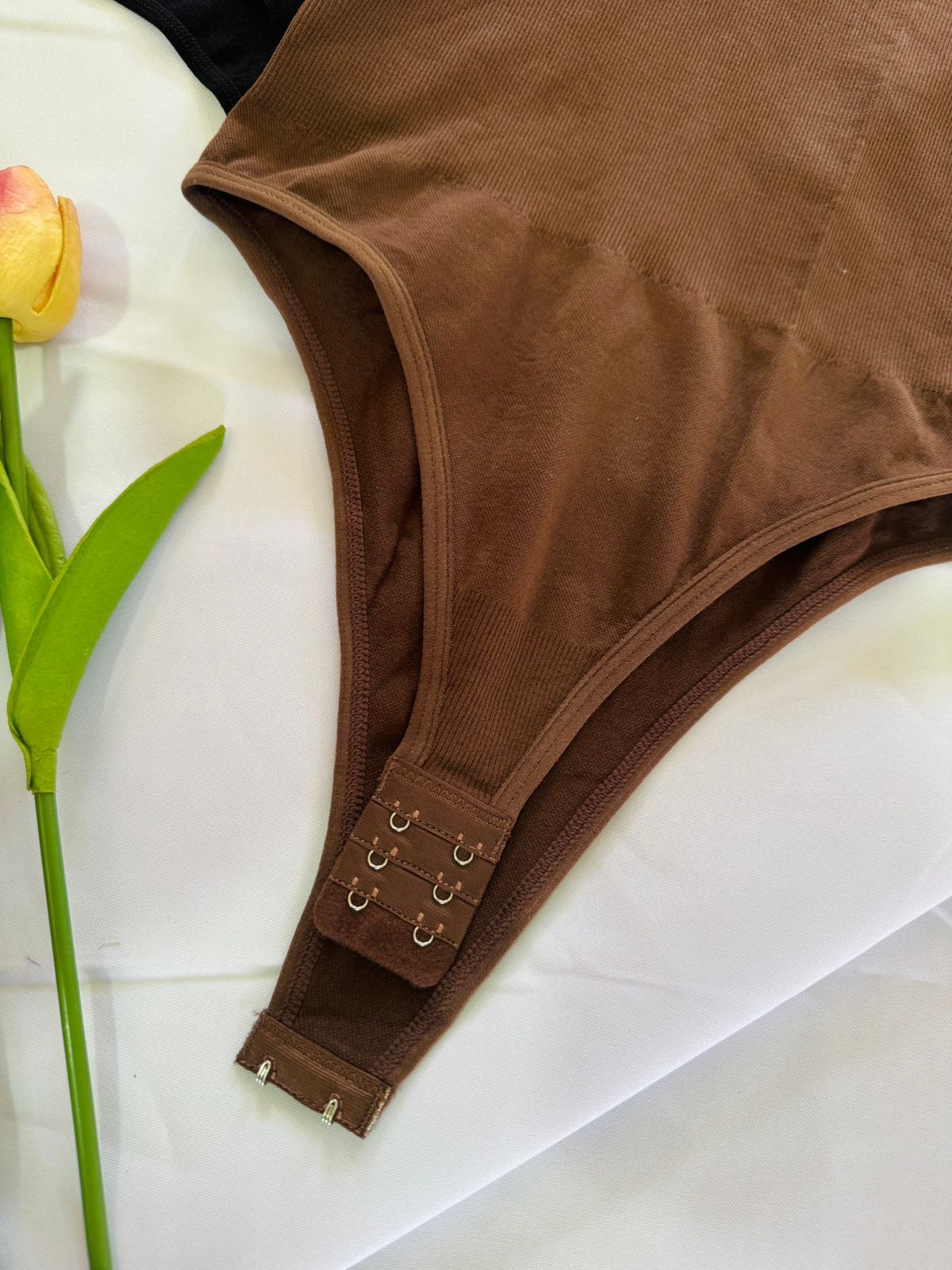 Variedad de bodys básicos moldeadores de tirantes en colores esenciales para el uso diario en Tiendas Yessi.