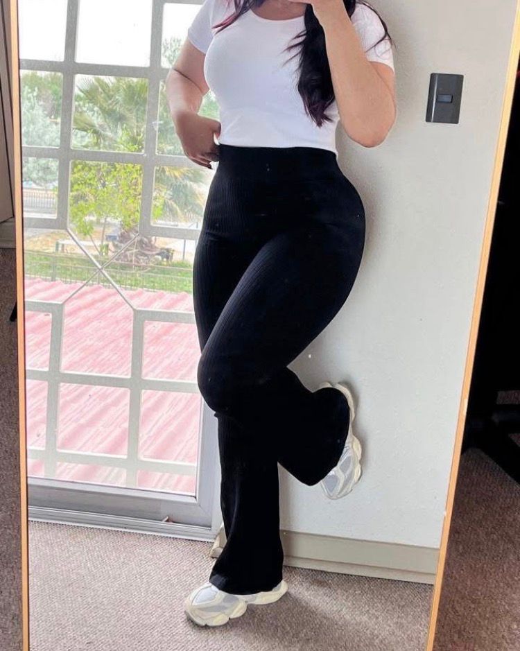 Gama de colores de pantalones acanalados: beige, camel, terracota y negro.