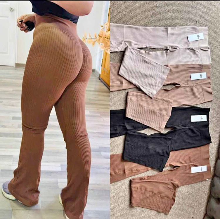 Detalle posterior de pantalón rib acanalado con efecto moldeador y realce.