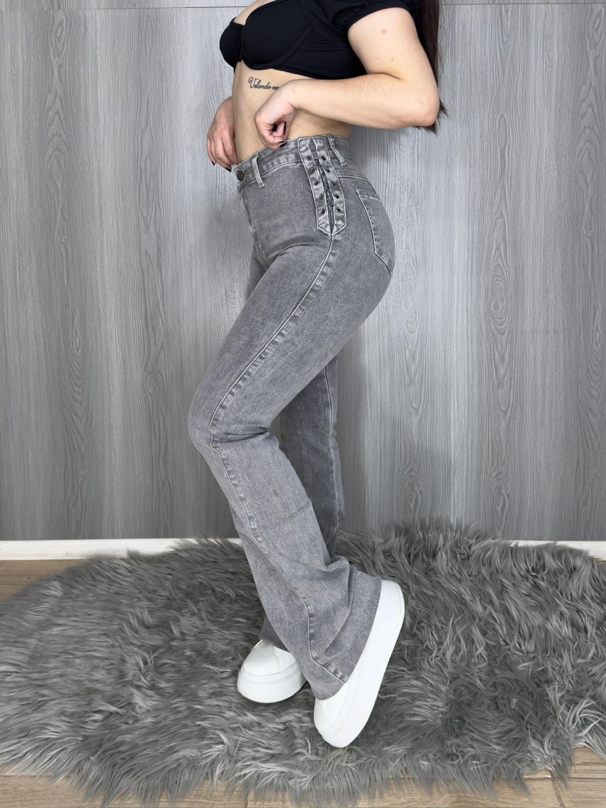 Jeans Gris de Tiro Alto con Detalle Lateral